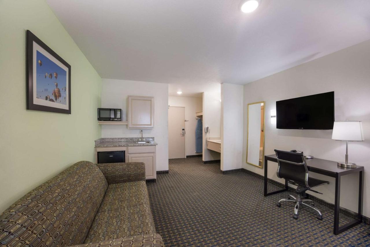 Quality Inn & Suites Clayton, Nm Bagian luar foto